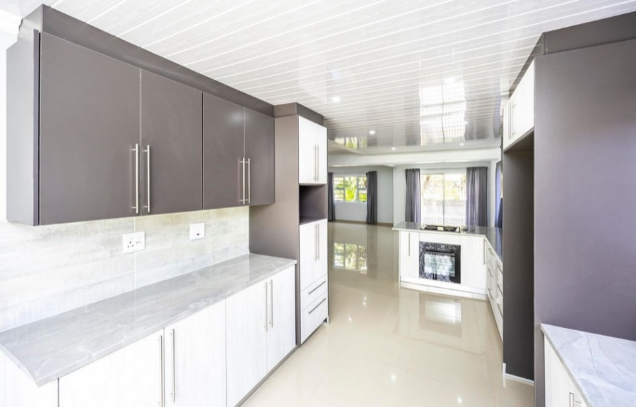 4 Bedroom Property for Sale in Sunnyridge Eastern Cape